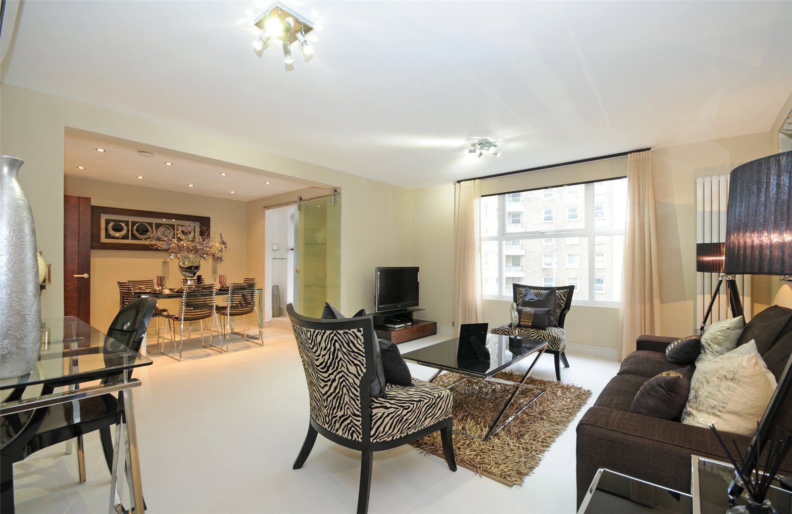 Flat Finchley Road in Greater London