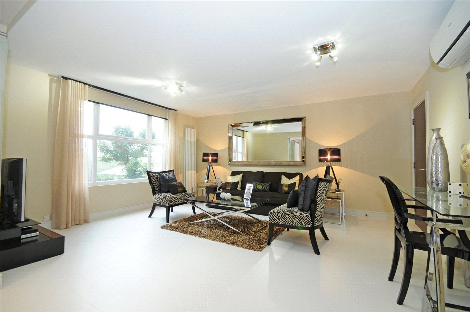 Flat Finchley Road in Greater London