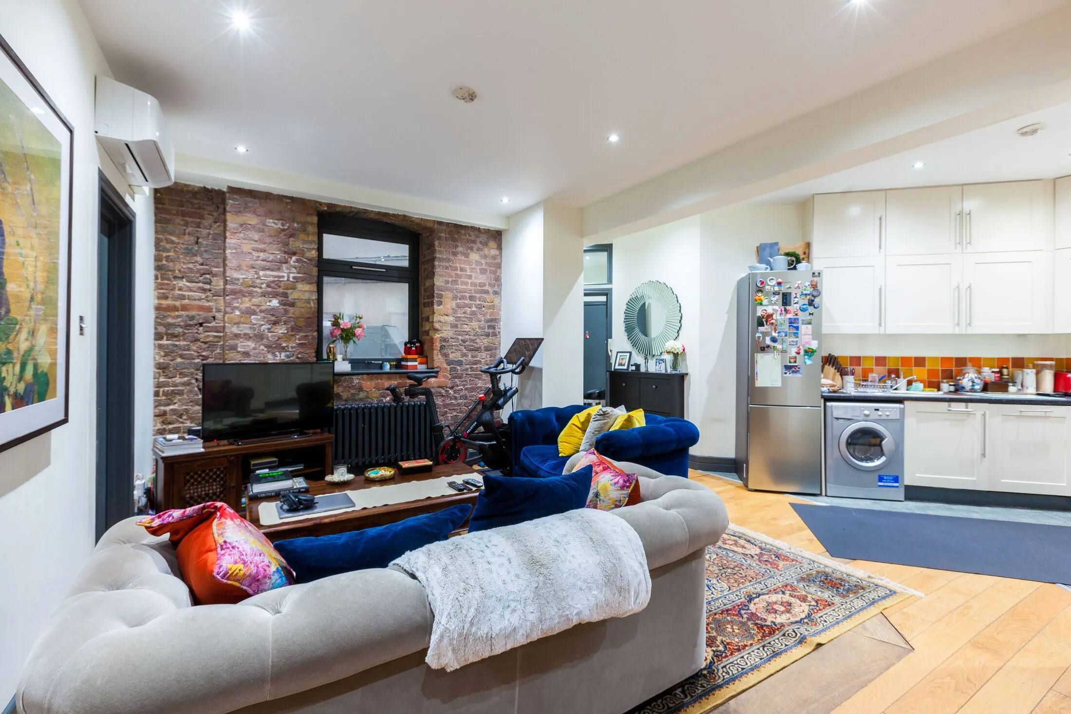 Flat Folgate Street in Greater London