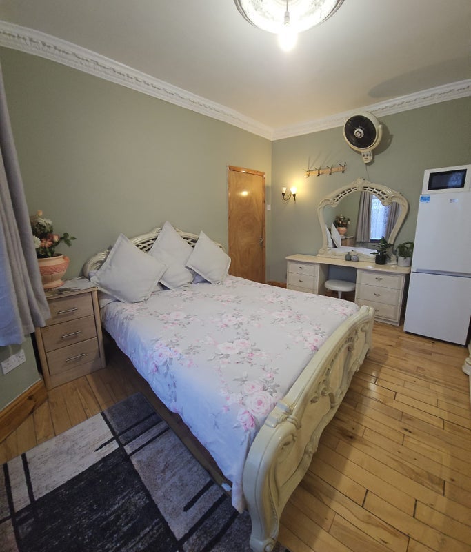 Room Colville Road in Greater London