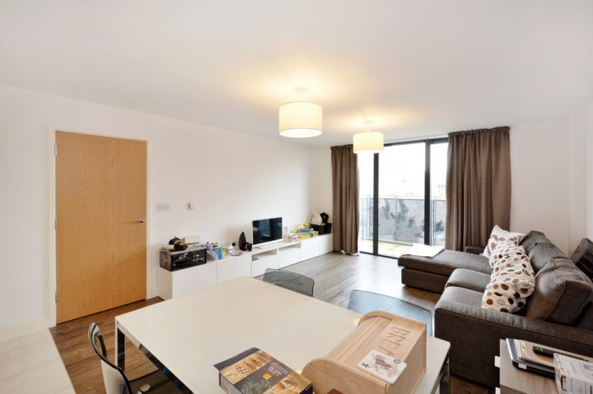 Flat Needleman Street in Greater London