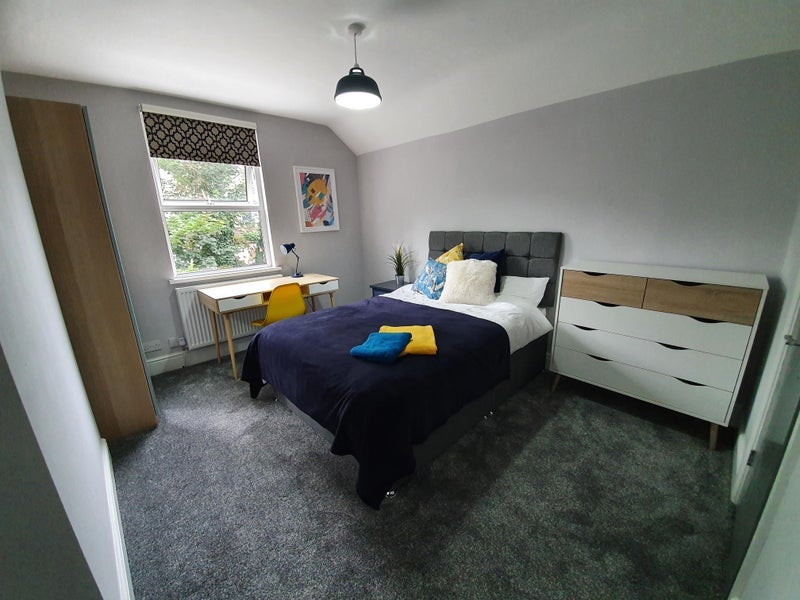 Room Claude Road in Cardiff