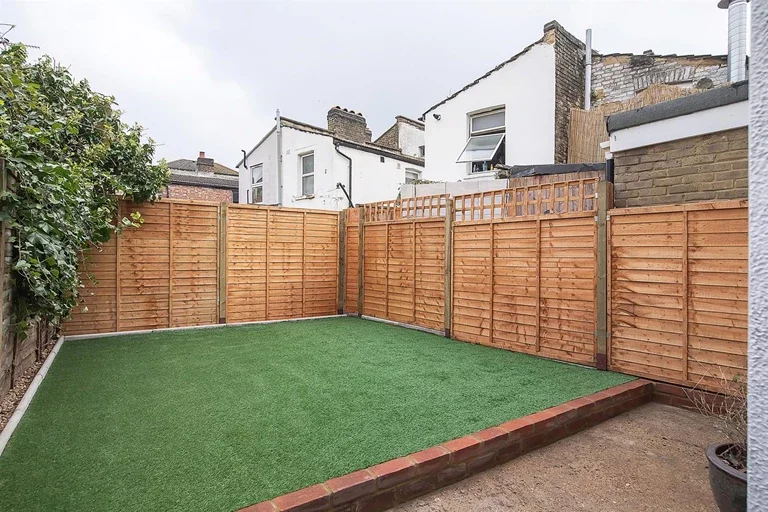 House Kincaid Road in Greater London