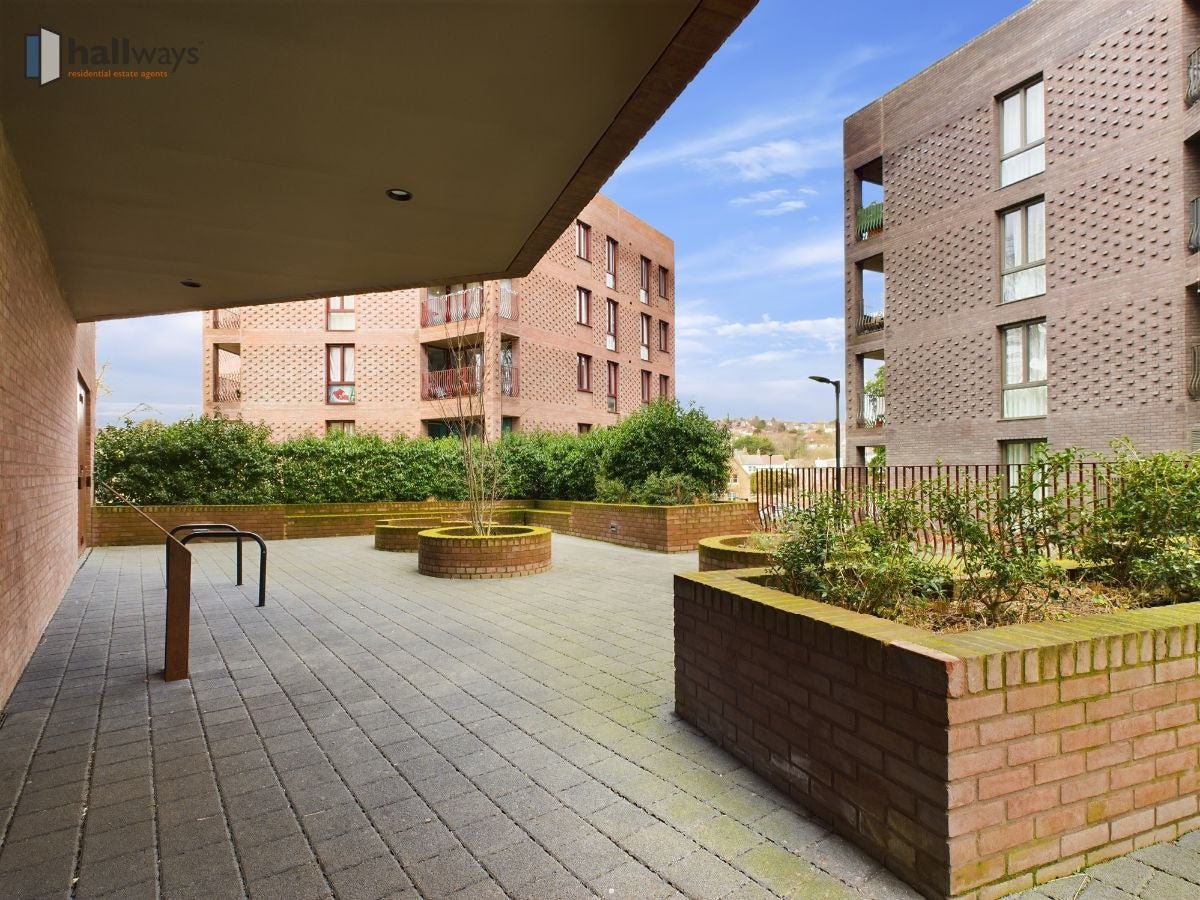 Flat Lion Green Road in Greater London