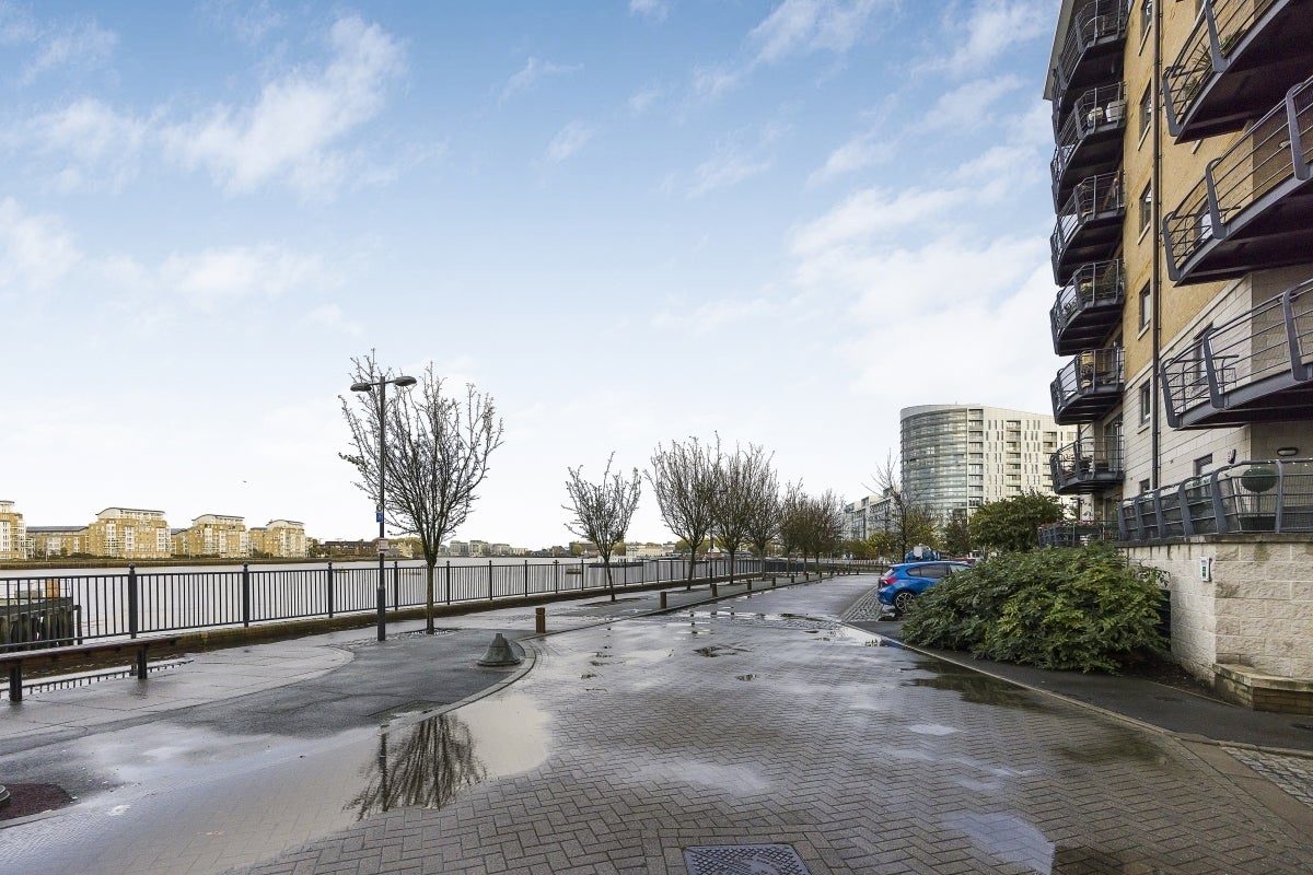 Flat Glaisher Street in Greater London