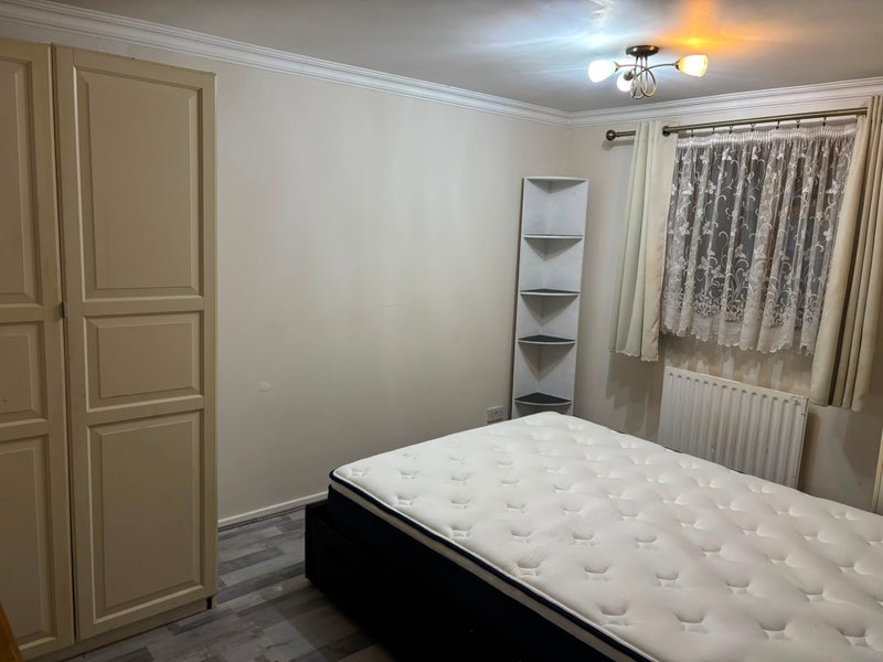 Room Abrahams Road in Crawley