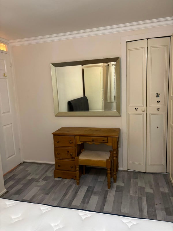 Room Abrahams Road in Crawley