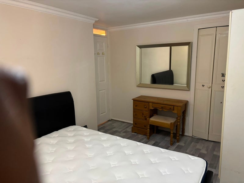Room Abrahams Road in Crawley