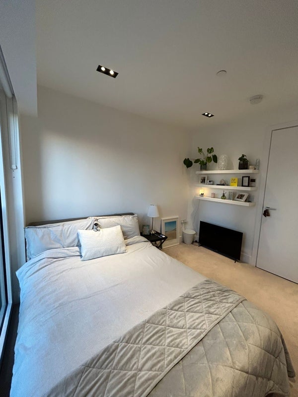 Room Trenchold Street in Greater London