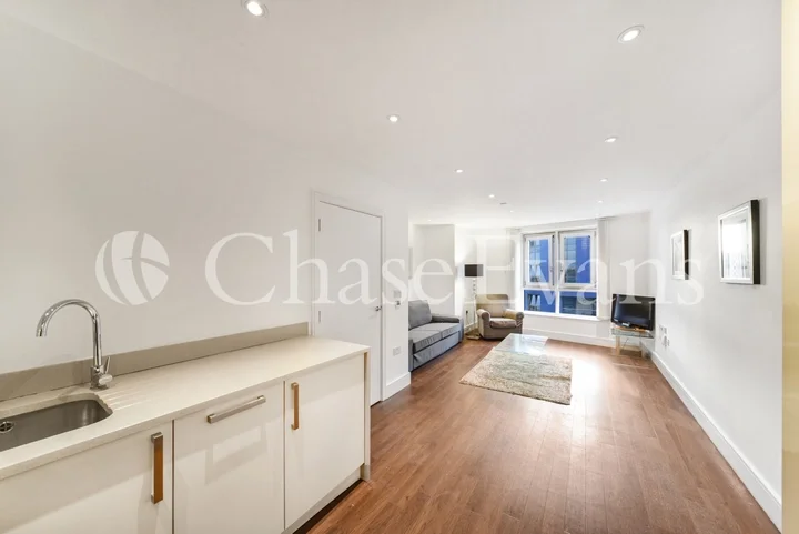 Flat Benwell Road in Greater London