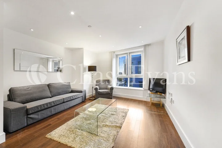 Flat Benwell Road in Greater London
