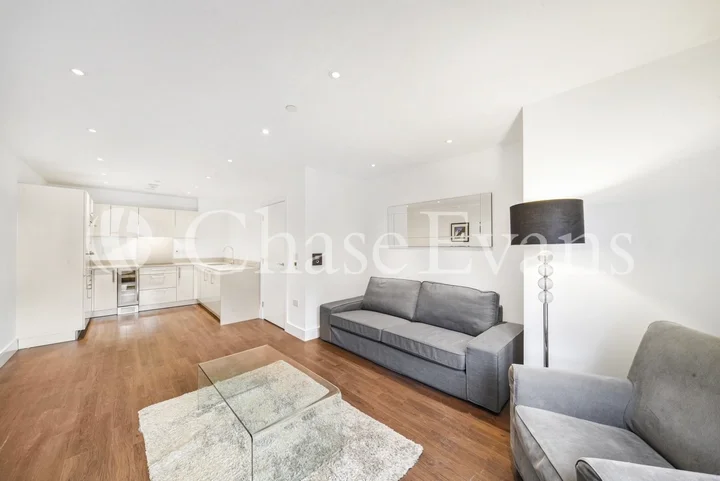 Flat Benwell Road in Greater London