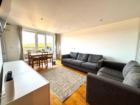 Flat Greyhound Hill in Greater London