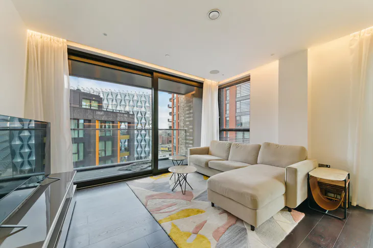 Flat Ponton Road in Greater London