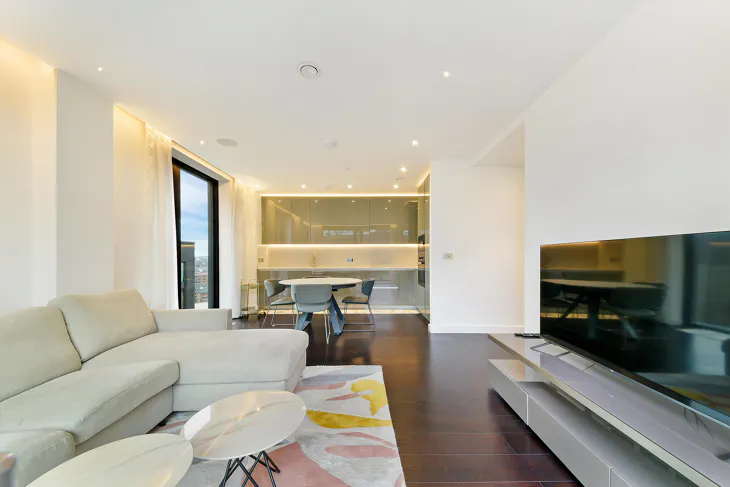Flat Ponton Road in Greater London