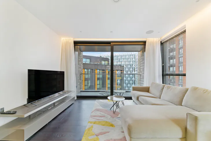 Flat Ponton Road in Greater London