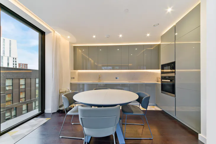 Flat Ponton Road in Greater London