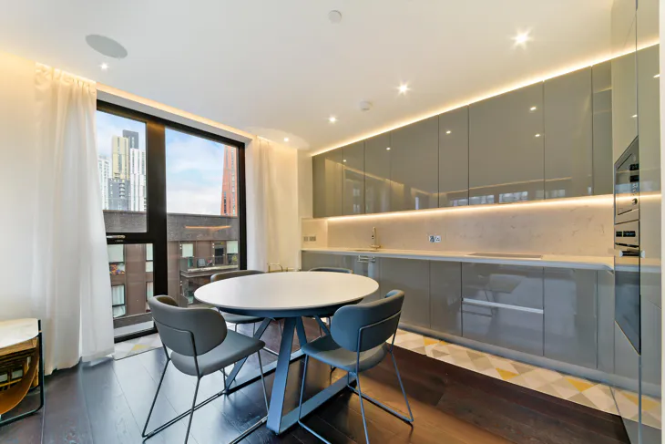 Flat Ponton Road in Greater London