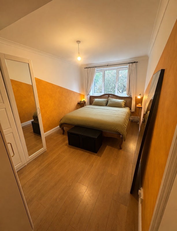 Room Southwark Park Road in Greater London