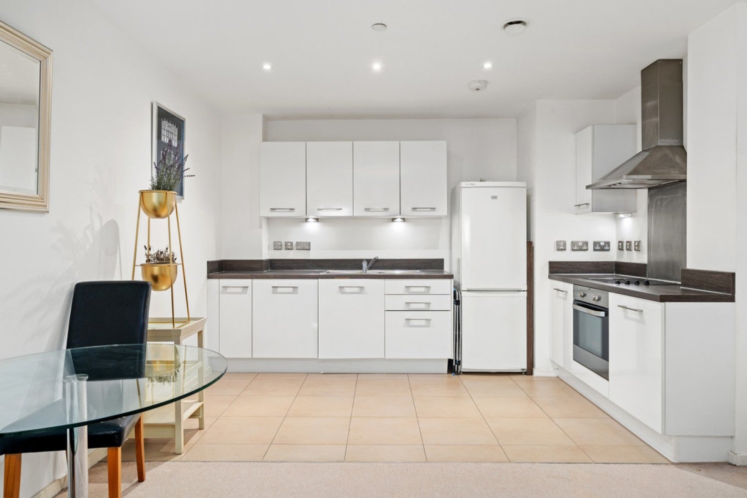 Flat Juniper Drive in Greater London