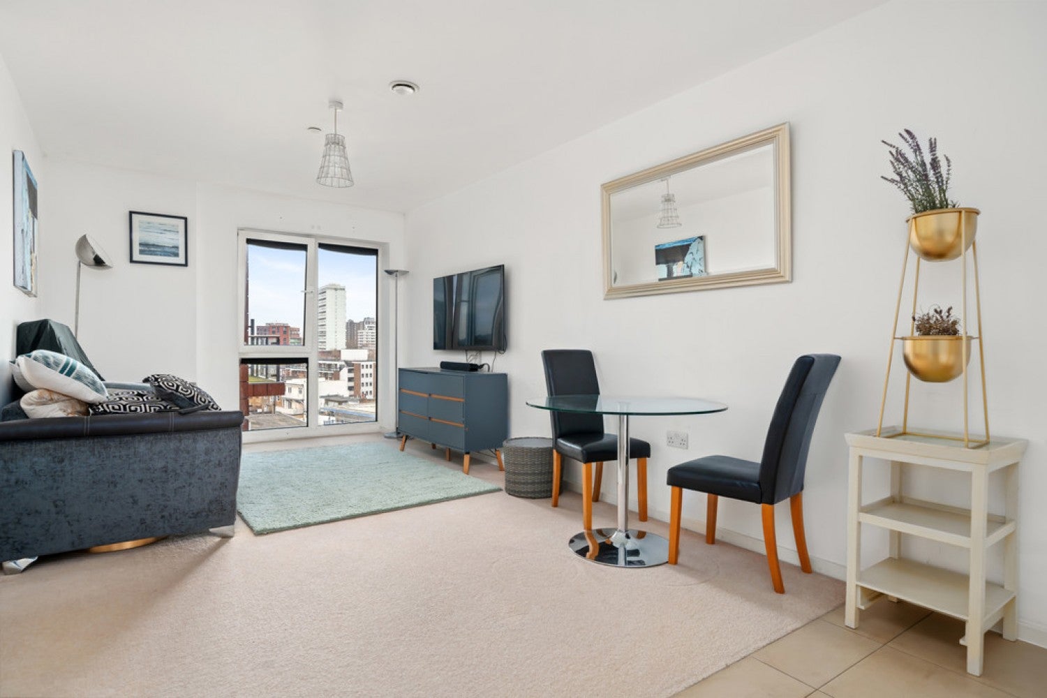 Flat Juniper Drive in Greater London