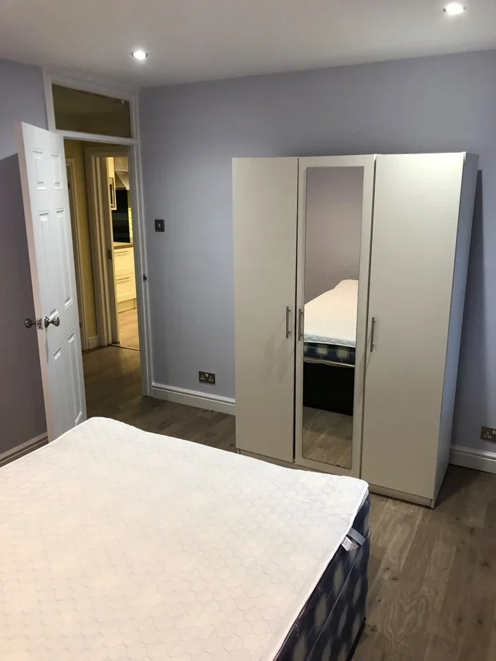 Flat Spencer Road in Greater London