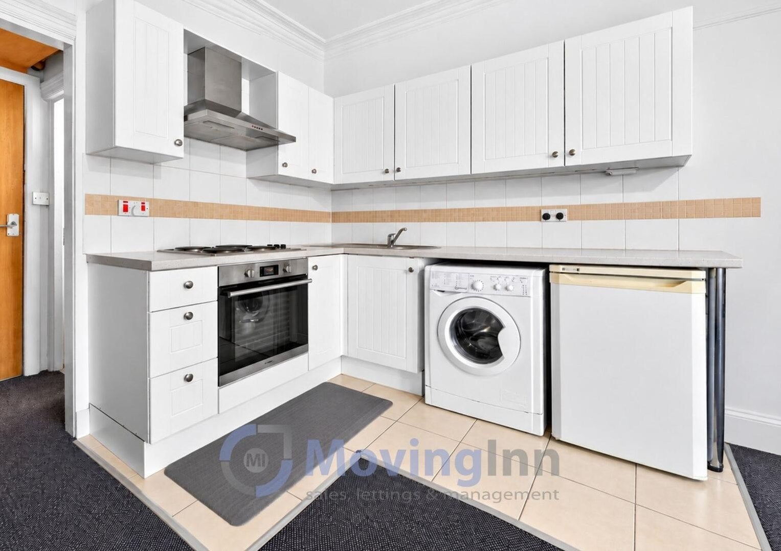 Flat Gleneldon Road in Greater London
