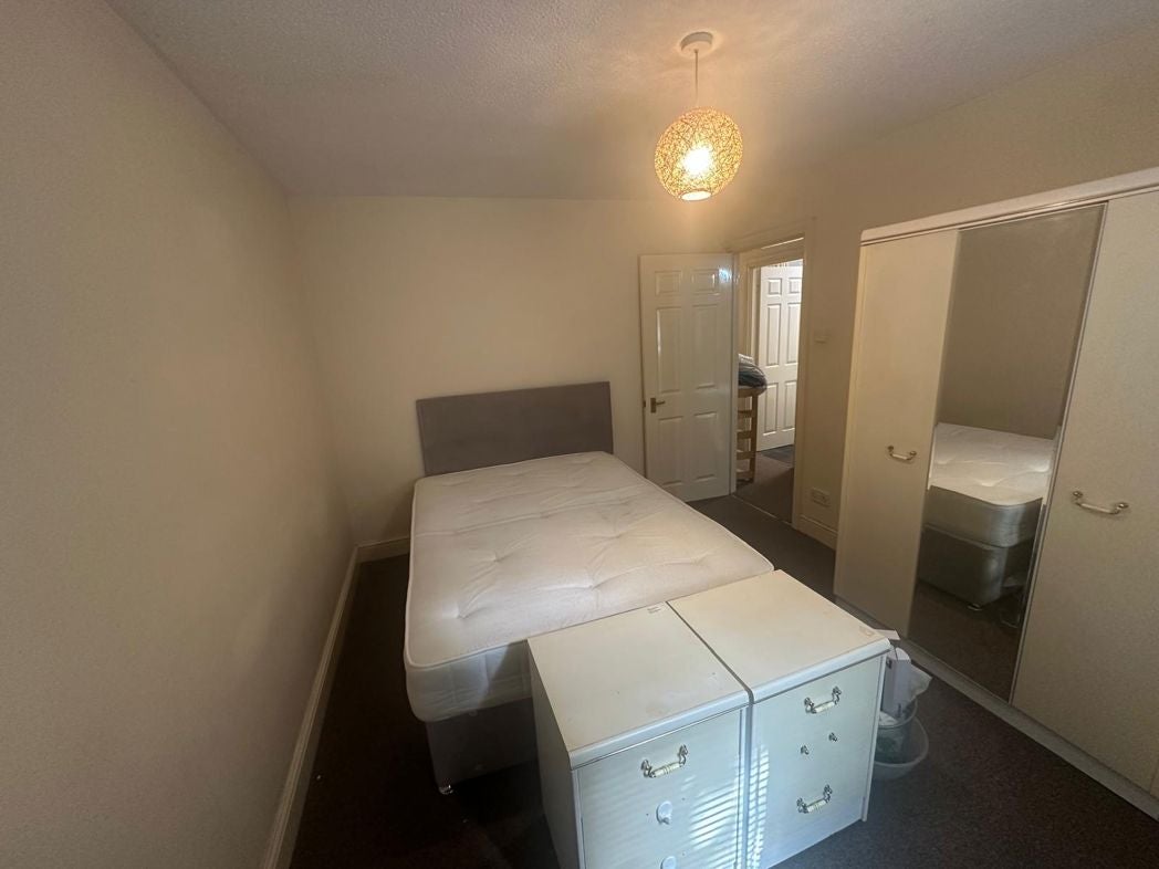 Flat Jesmond Road in Newcastle upon Tyne