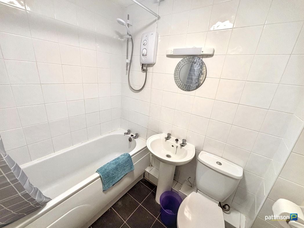 Flat Jesmond Road in Newcastle upon Tyne
