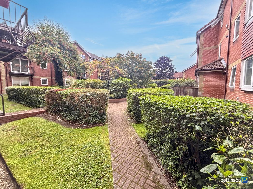 Flat Jesmond Road in Newcastle upon Tyne