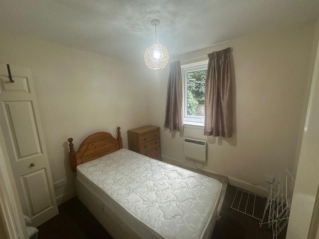 Flat Jesmond Road in Newcastle upon Tyne