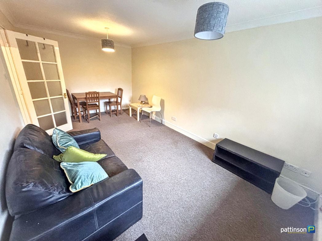 Flat Jesmond Road in Newcastle upon Tyne
