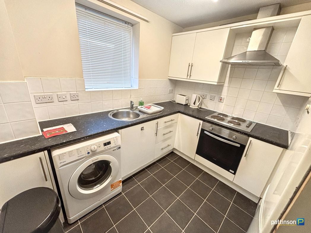 Flat Jesmond Road in Newcastle upon Tyne