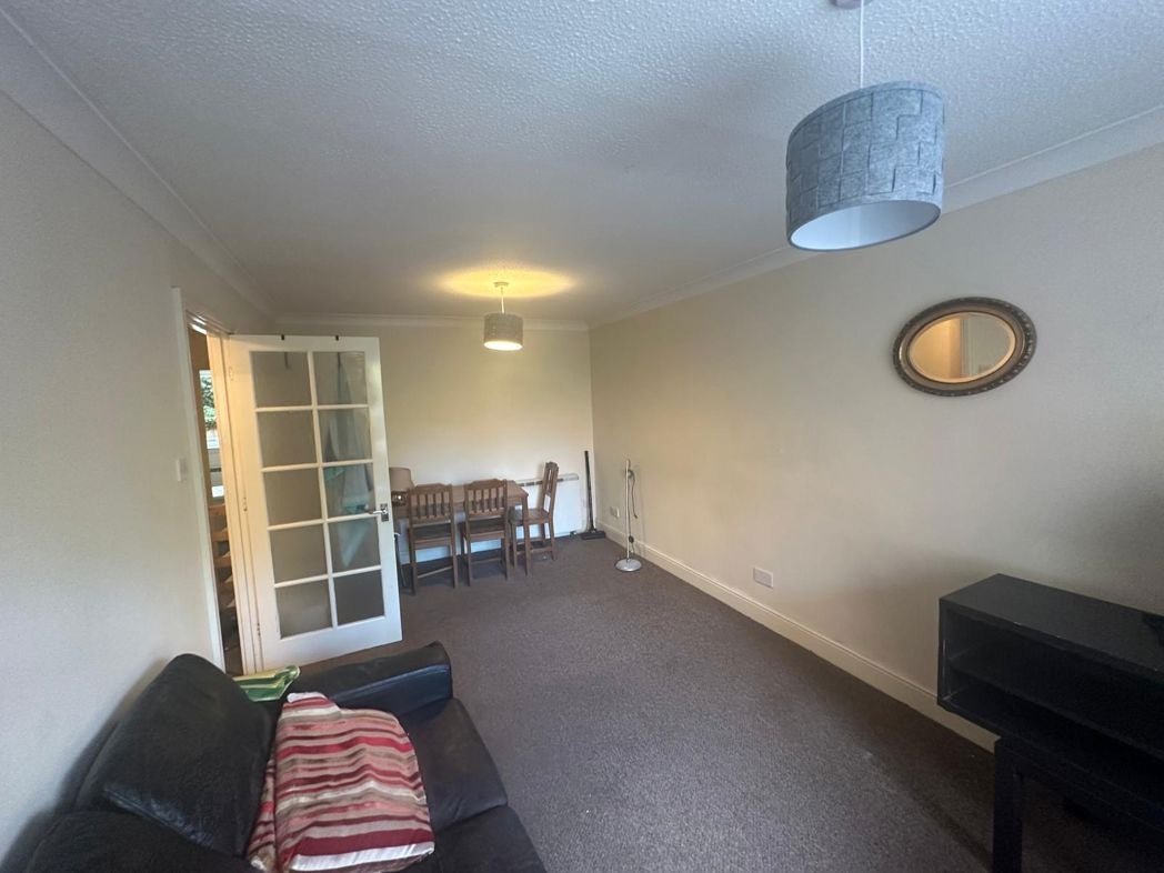 Flat Jesmond Road in Newcastle upon Tyne