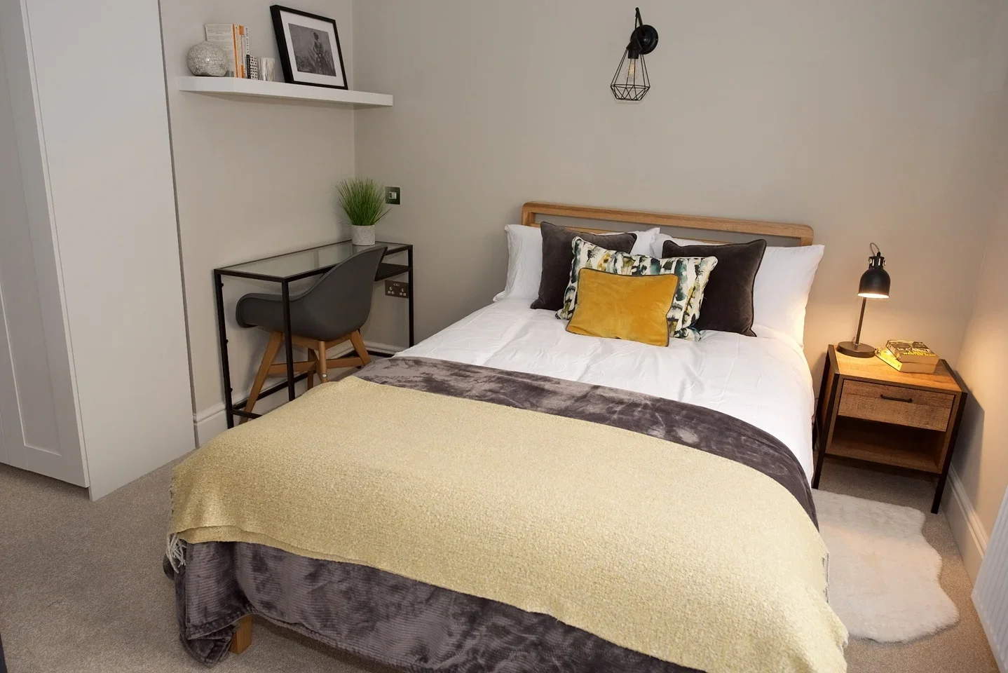 Room Stanwell Road in Borough of Spelthorne