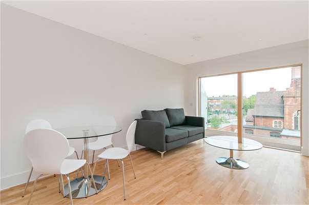 Flat Streatham High Road in Greater London