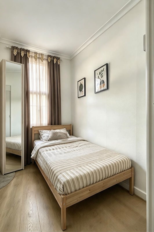 Room Ardleigh Road in Greater London