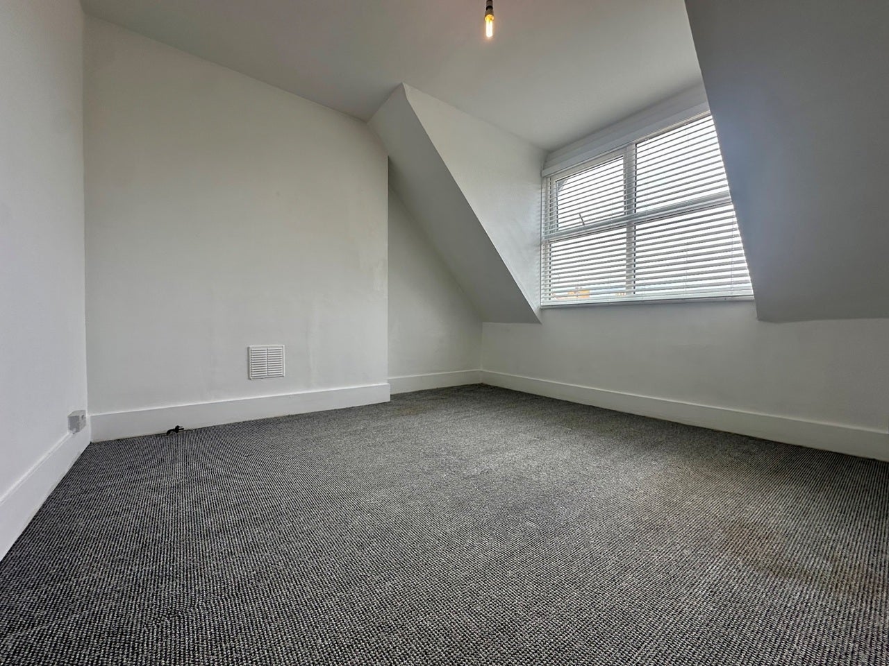 Flat Cheriton Road in Folkestone and Hythe District