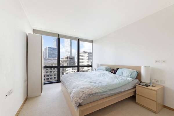 Flat Hertsmere Road in Greater London