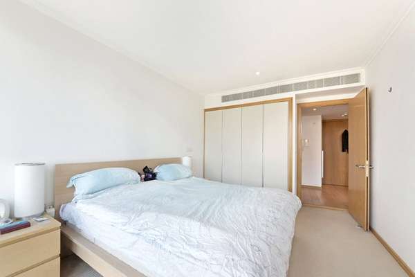 Flat Hertsmere Road in Greater London