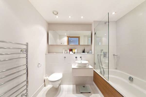 Flat Hertsmere Road in Greater London