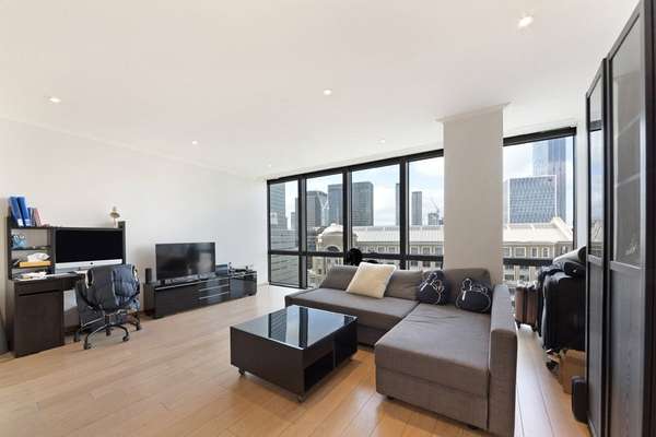 Flat Hertsmere Road in Greater London
