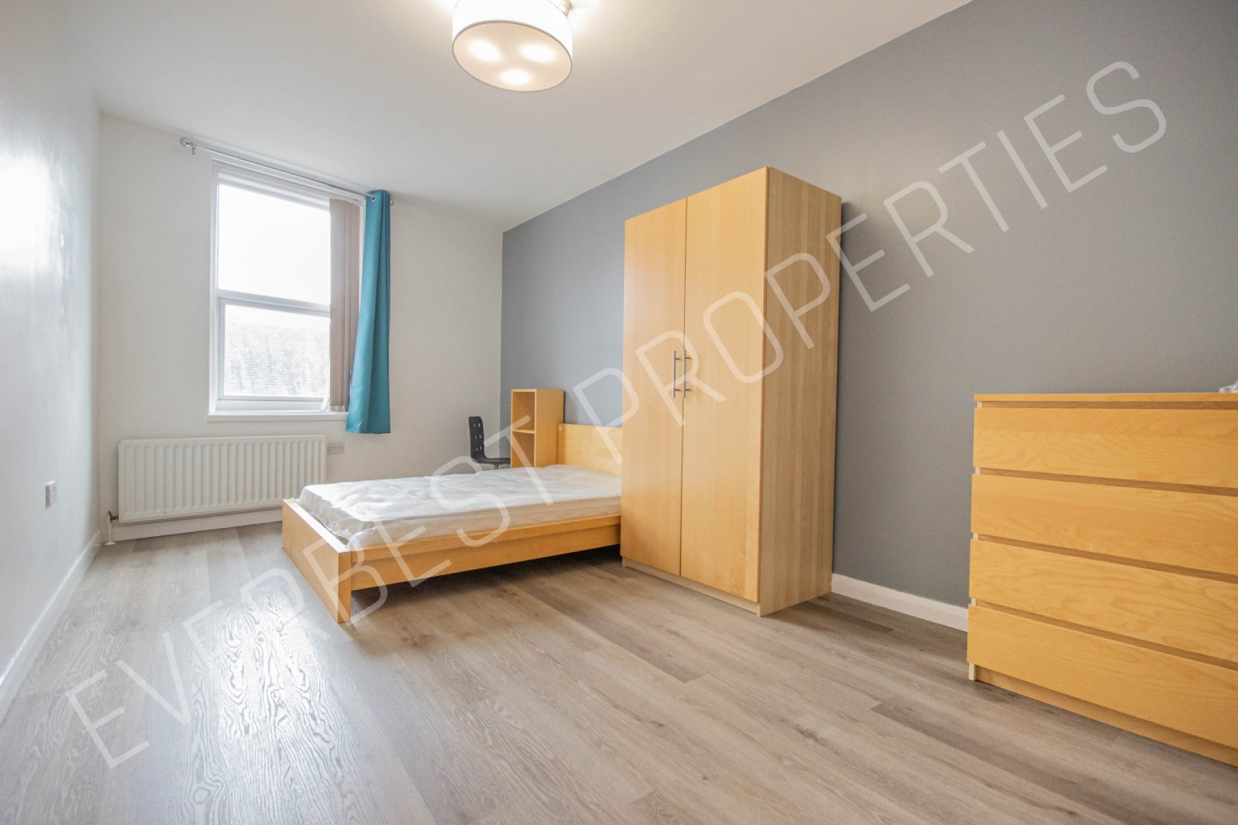 Room Heaton Road in Newcastle upon Tyne