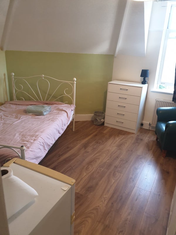 Room Station Road in Greater London