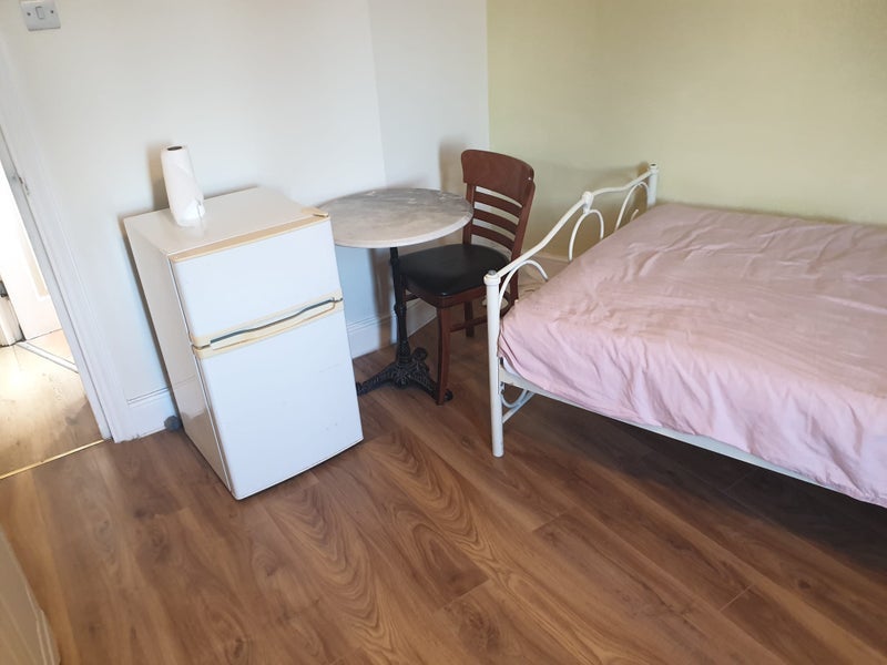 Room Station Road in Greater London