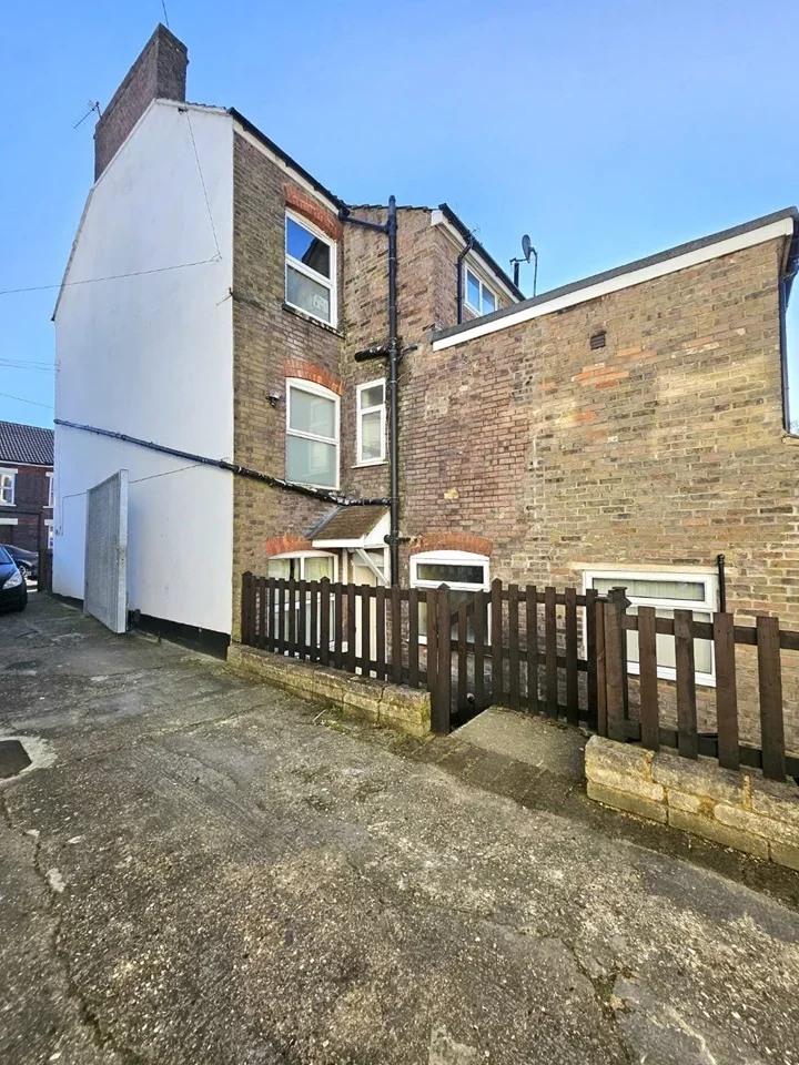 Flat Clarendon Road in Luton