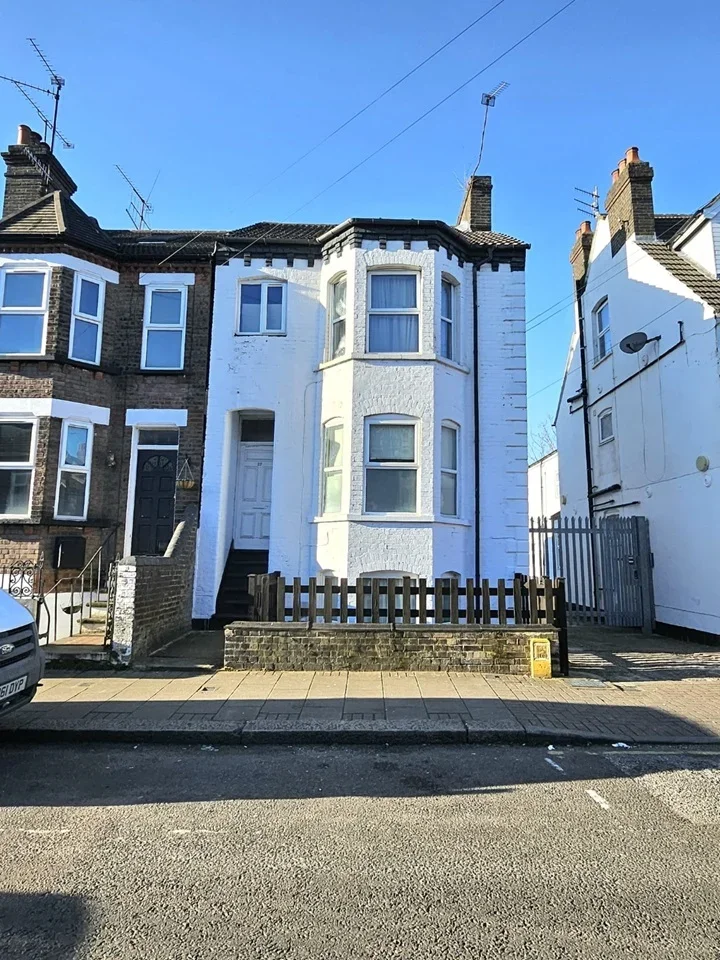 Flat Clarendon Road in Luton