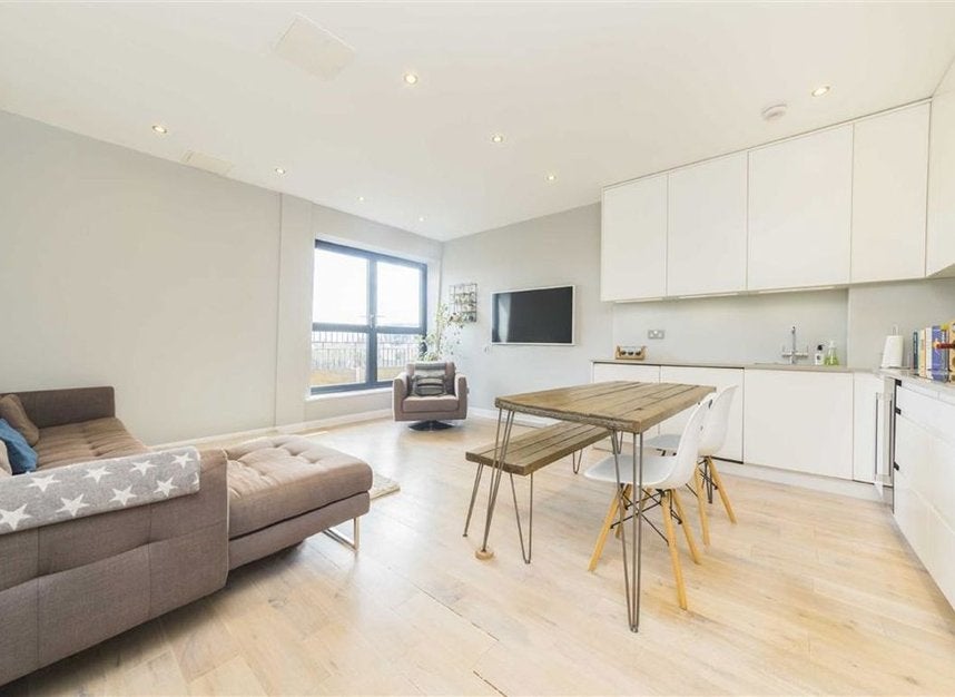 Flat Boundary Street in Greater London