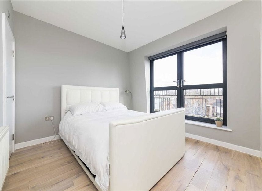 Flat Boundary Street in Greater London