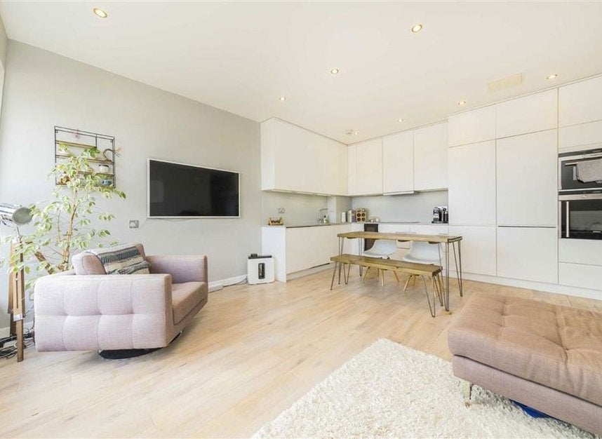 Flat Boundary Street in Greater London